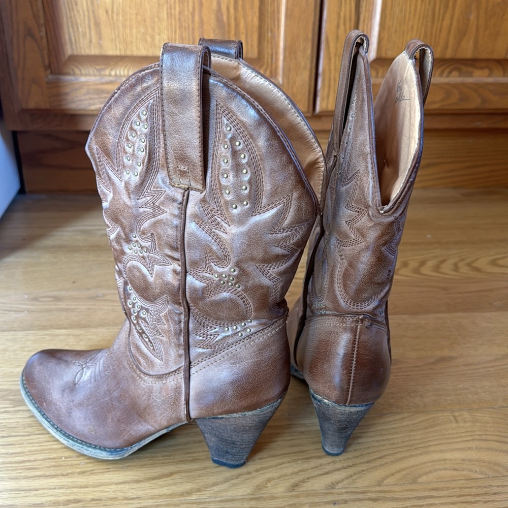 Tan heeled cowboy boots